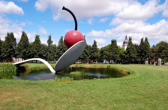 Niesamowite gigantyczne rzeźby Spoonbridge i Cherry