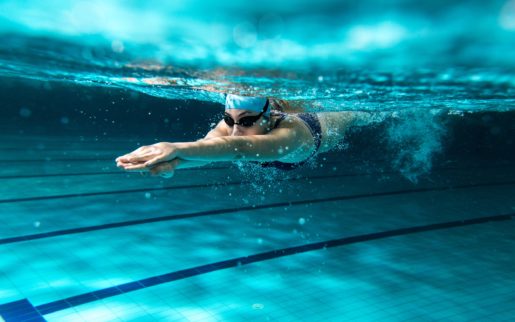 Pływanie — 10 najlepszych ćwiczeń fitness na odchudzanie