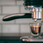 selektywne ujecie ostrosci ekspresu do kawy przygotowujacej rano smaczna ciepla kawe