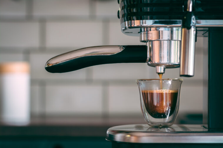 selektywne ujecie ostrosci ekspresu do kawy przygotowujacej rano smaczna ciepla kawe