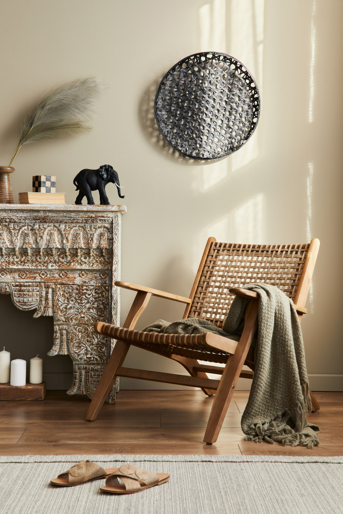 projekt wnetrza etnicznego salonu z rattanowym fotelem dekoracja kocem dywanem i eleganckimi dodatkami osobistymi w nowoczesnym wystroju domu