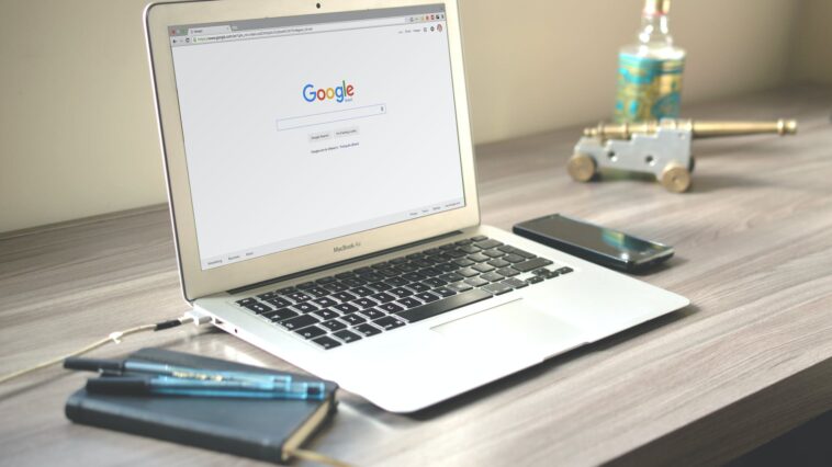 laptop i inne narzedzia do pracy w agencji marketingowej